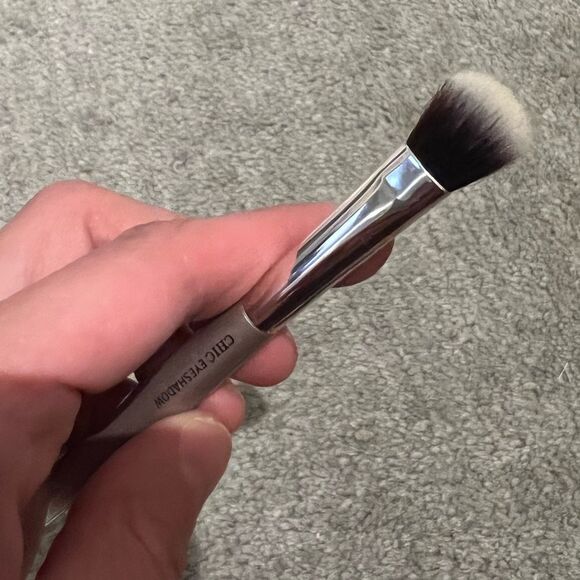It cosmetics eyeshadow brush - Picture 2 of 5